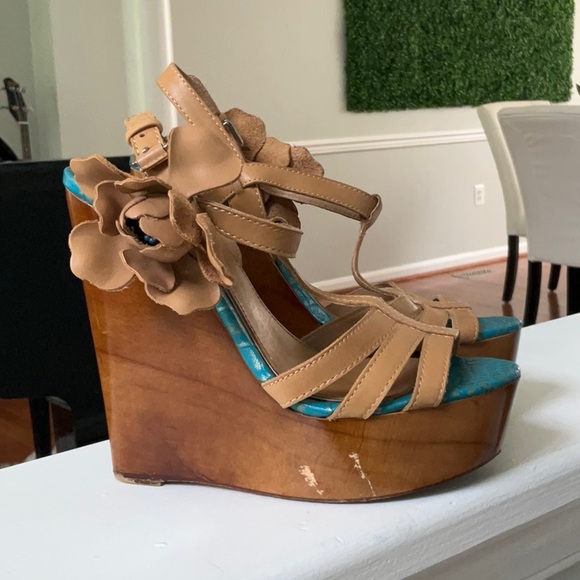 Genuine leather wooden platform sandals with floral accents. - Picture 5 of 6